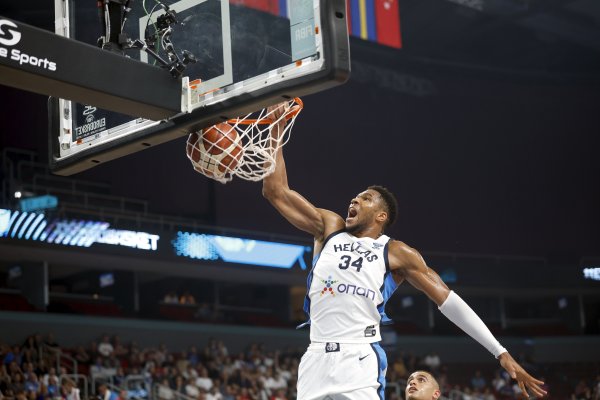 Hiệu quả biến thái ~ antetokounmpo trung bình 30 điểm, 9,8 rebound và 4 hỗ trợ mỗi trận trong Giải vô địch châu Âu, với tỷ lệ bắn là 72,5%
