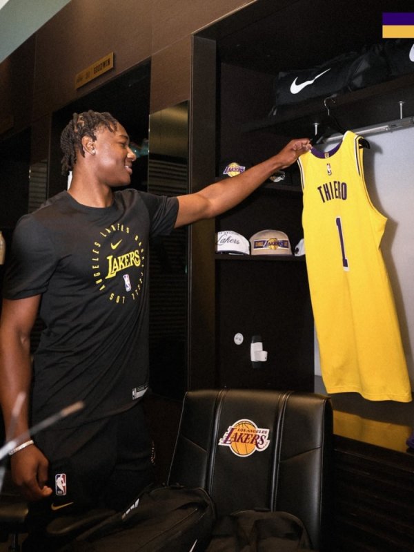 Lakers Adu nói về việc mặc á