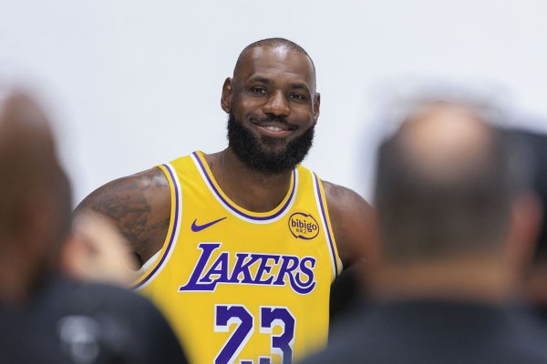 Đội của James yêu cầu Lakers