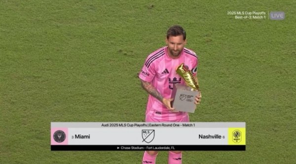 Nhận một chiếc giày vàng đầu tiên! Trước vòng play-off đầu tiên, Messi nhận cúp Chiếc giày vàng mùa giải thường lệ