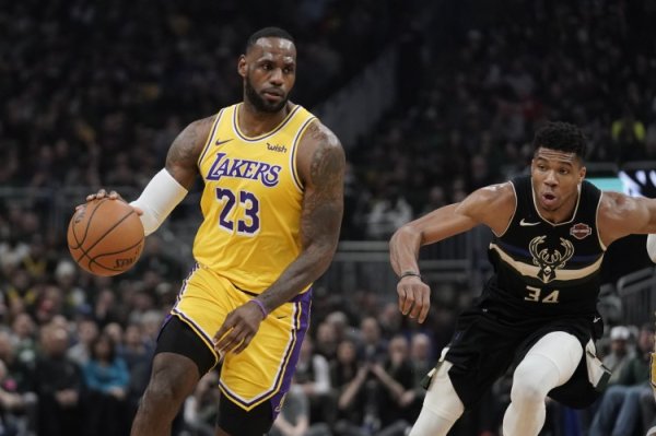 Nội dung tin nhắn cá cược bị rò rỉ của Damon Jones: James sẽ vắng mặt tối nay nên tôi sẽ kiếm bộn tiền bằng cách đặt cược mạnh vào Bucks